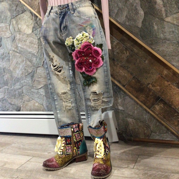 NWT Crazy 3D Embroidered Flowers beautiful jeans! - Picture 13 of 16